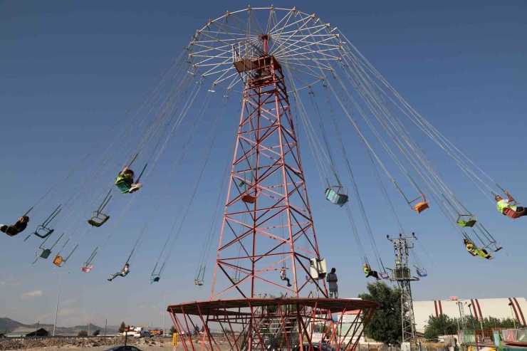 Adıyaman’da Yetim Çocuklar Lunaparkta Gönüllerince Eğlendi