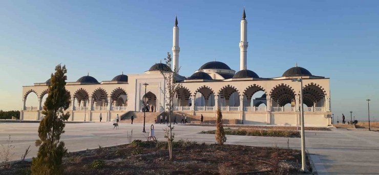 Sahabe Camii’nde İlk Namaz Kılındı