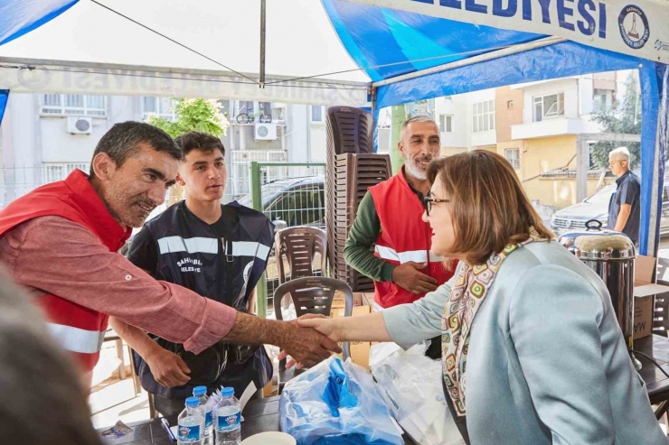 Şahin, Kurban Kesim Alanlarındaki Gazi Şehirlilerle Bayramlaştı