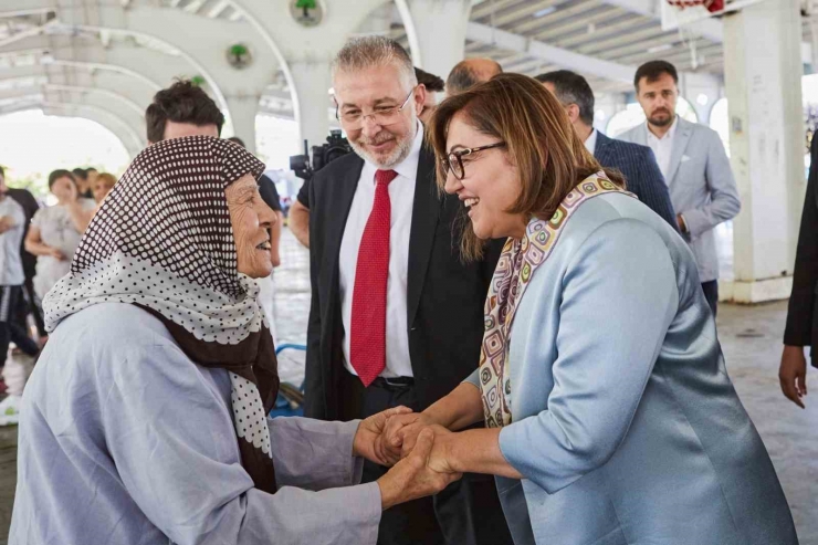 Şahin, Kurban Kesim Alanlarındaki Gazi Şehirlilerle Bayramlaştı