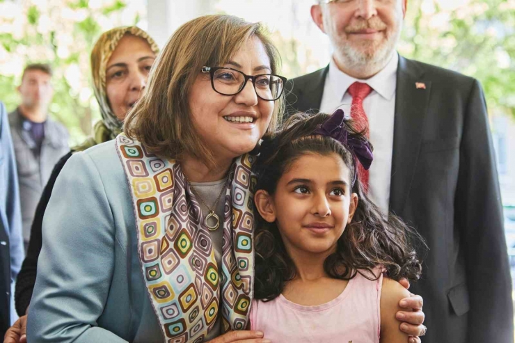 Şahin, Kurban Kesim Alanlarındaki Gazi Şehirlilerle Bayramlaştı