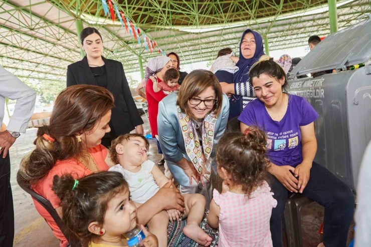 Şahin, Kurban Kesim Alanlarındaki Gazi Şehirlilerle Bayramlaştı