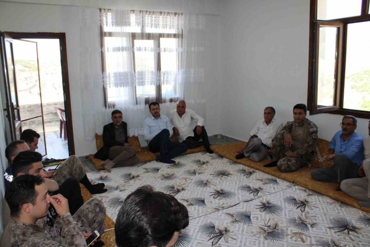 Dicle Kaymakamı Yurdagül’den Bayramda Şehit Kabirleri Ve Şehit Ailelerine Ziyaret