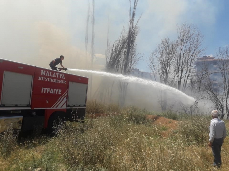 Malatya’da Çıkan Anız Yangını Söndürüldü