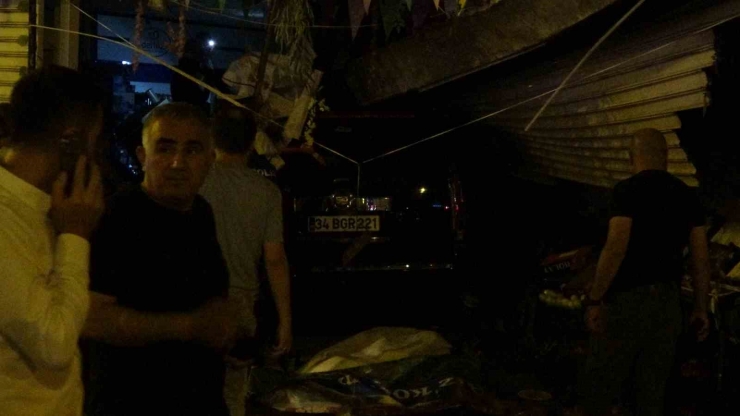 Diyarbakır’da Kontrolden Çıkan 2 Otomobil Markete Daldı: 1 Ölü, 5 Yaralı