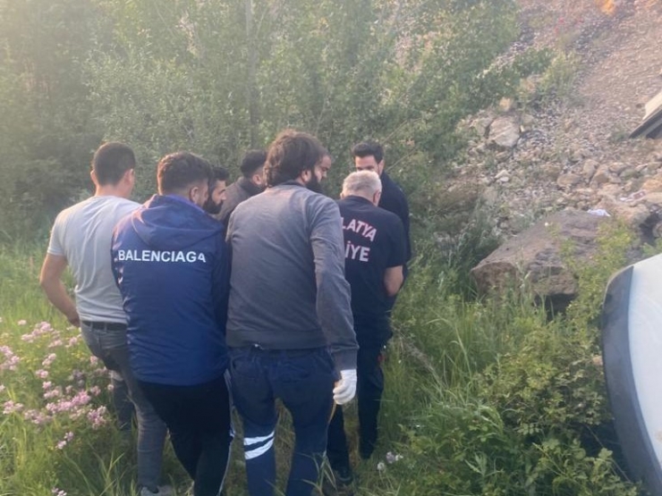 Malatya’da Kontrolden Çıkan Araç Şarampole Devrildi: 1 Ölü 5 Yaralı