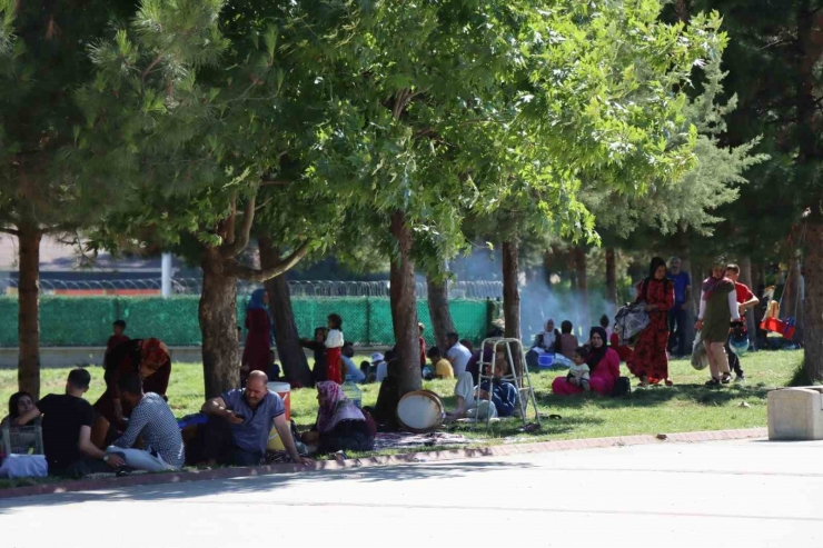 Tatilin Son Günü Büyükşehir Tesislerine Akın Ettiler