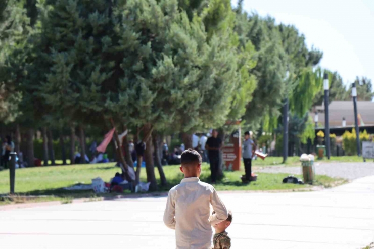 Tatilin Son Günü Büyükşehir Tesislerine Akın Ettiler