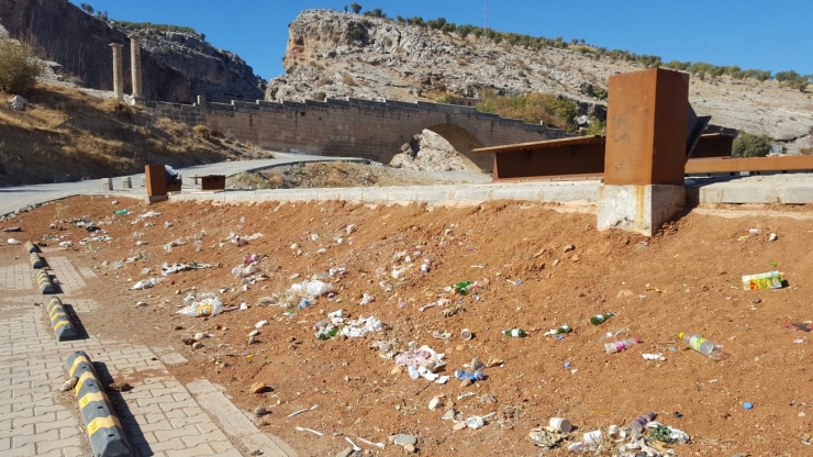 Tarihi Alandaki Çöpler Turistlerin Tepkisine Neden Oluyor
