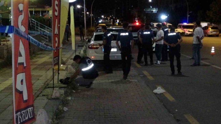 Cadde Ortasında Husumetlisine Kurşun Yağdırdı: 1 Ağır Yaralı