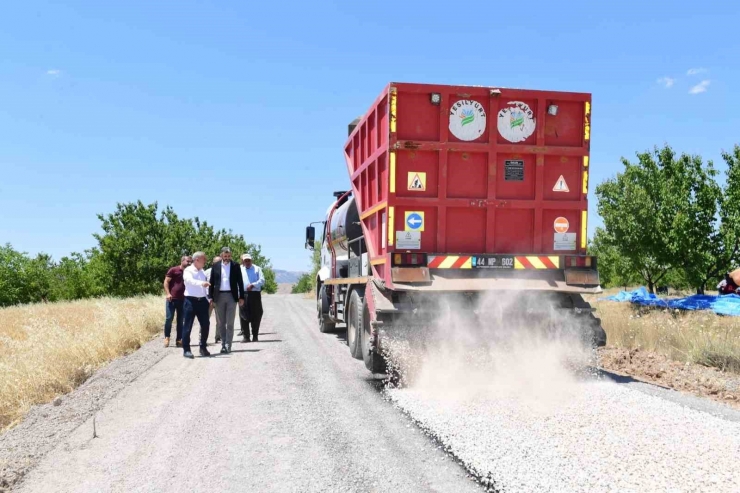 Yeşilyurt Belediyesi, Kırsal Bölgelerin Ulaşım Ağını Akıcı Ve Konforlu Hale Getiriyor