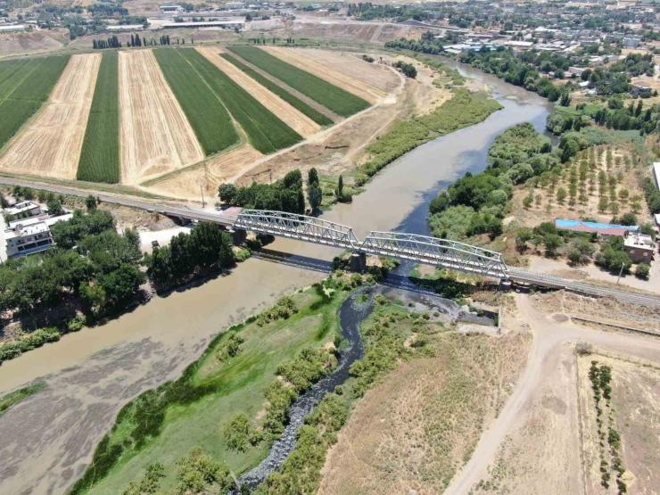 Basra Körfezi’ne Kadar Giden Dicle Nehri’nde Korkutan Görüntü