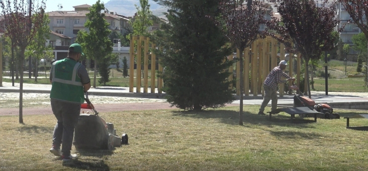 Malatya’da Parkların Bakım Ve Onarımları Sürüyor