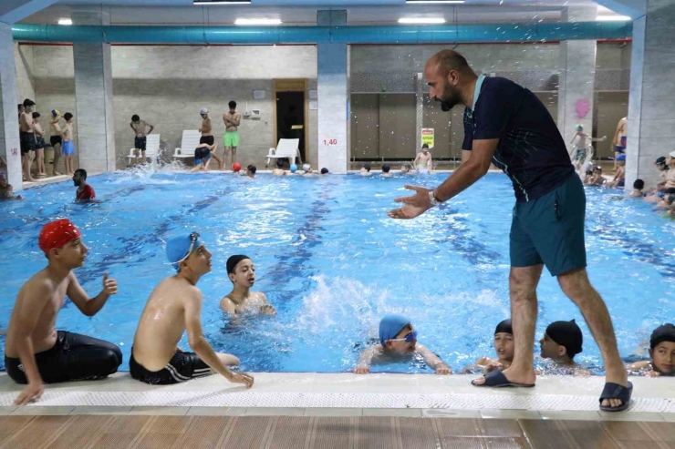 Haliliye’de Gençler Yüzme Öğreniyor