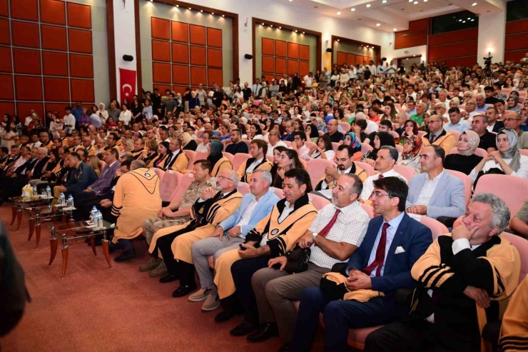 İnönü Üniversitesi Tıp Fakültesi’nde Mezuniyet Coşkusu