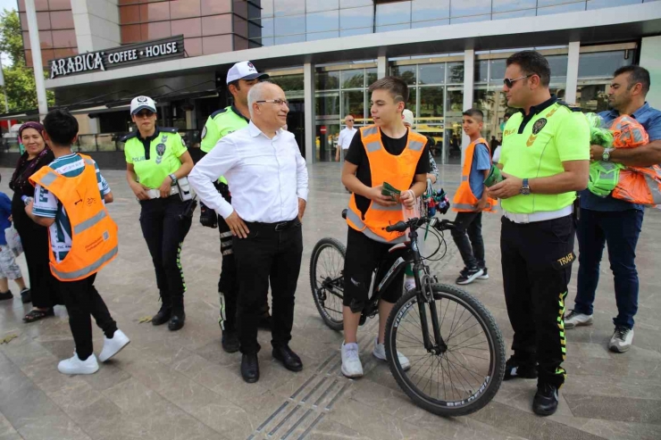 Gaziantep’te Bisiklet Ve Scooter Sürücülerine Reflektörlü Yelek Dağıtıldı