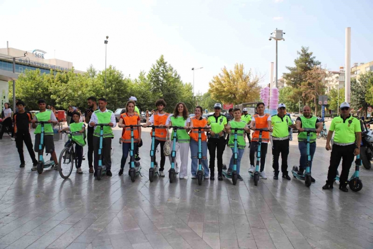 Gaziantep’te Bisiklet Ve Scooter Sürücülerine Reflektörlü Yelek Dağıtıldı