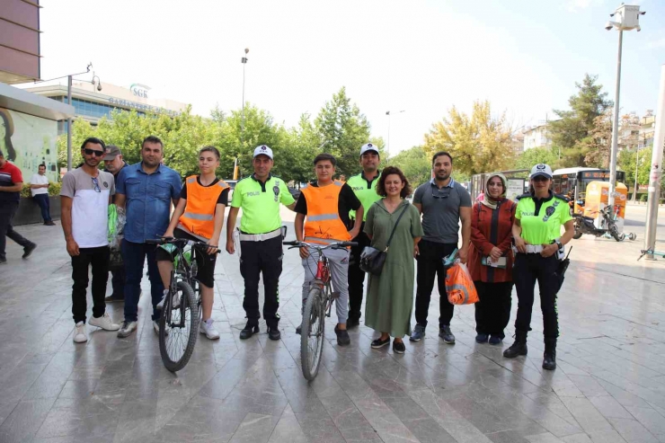 Gaziantep’te Bisiklet Ve Scooter Sürücülerine Reflektörlü Yelek Dağıtıldı