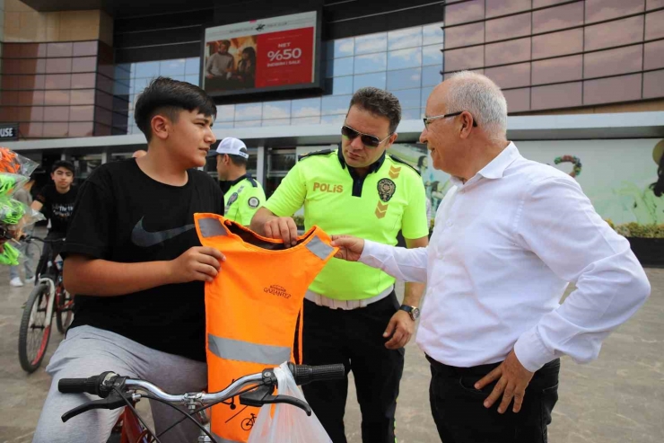 Gaziantep’te Bisiklet Ve Scooter Sürücülerine Reflektörlü Yelek Dağıtıldı