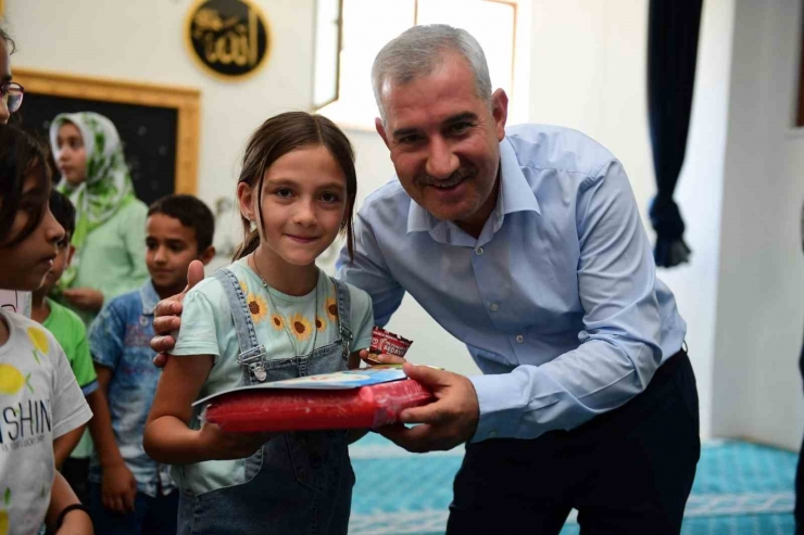 Başkan Çınar’dan Kuran Kursu Öğrencilerine Hediye