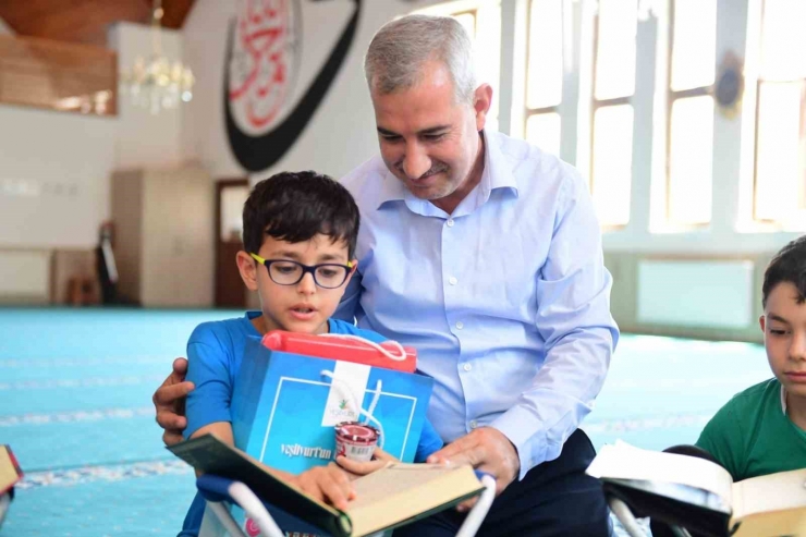 Başkan Çınar’dan Kuran Kursu Öğrencilerine Hediye
