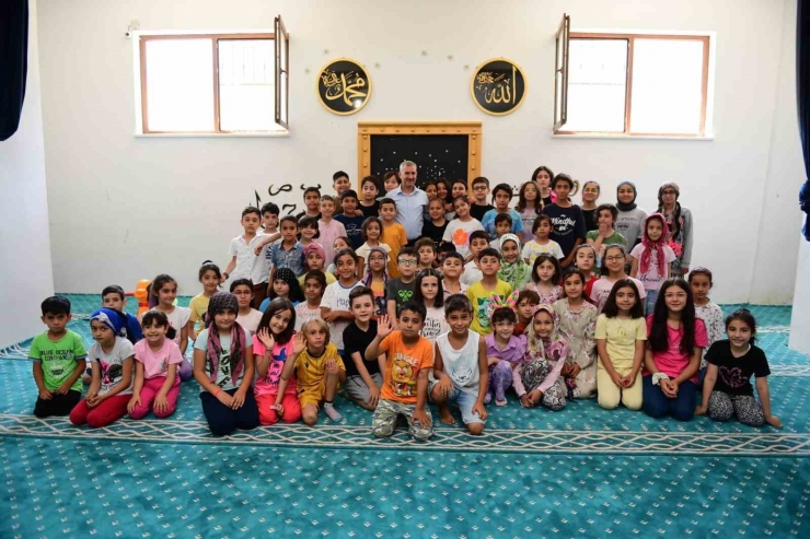 Başkan Çınar’dan Kuran Kursu Öğrencilerine Hediye