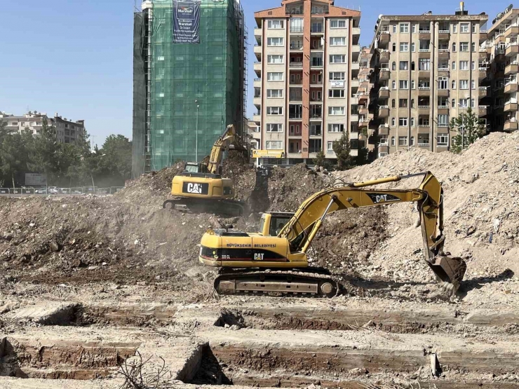 89 Kişinin Hayatını Kaybettiği Galeria Sitesi’nin Zemin Blokları Gözüktü