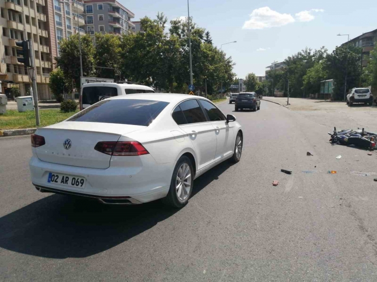 İki Otomobil Bir Motosiklet Çarpıştı: 1’i Ağır 3 Yaralı