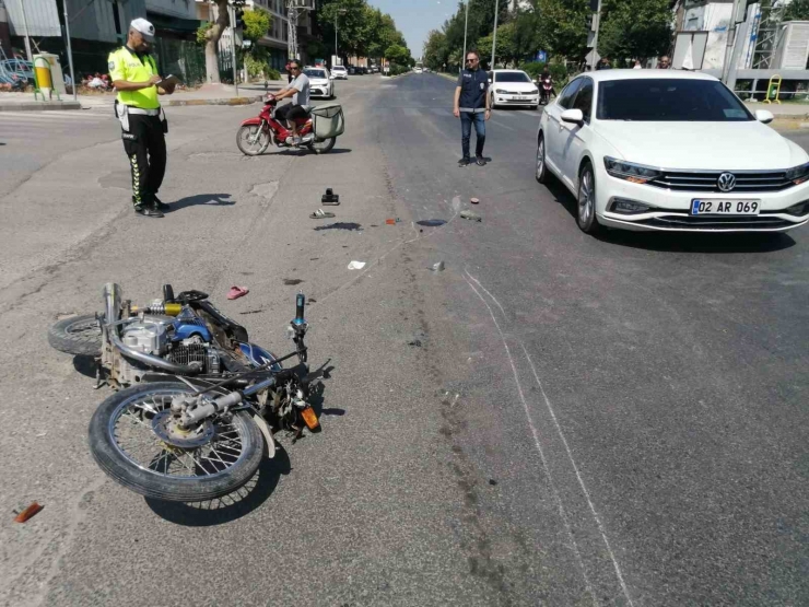 İki Otomobil Bir Motosiklet Çarpıştı: 1’i Ağır 3 Yaralı