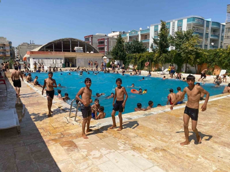 Şanlıurfa’da Sıcak Hava Bunaltı Vatandaşlar Havuzlara Koştu