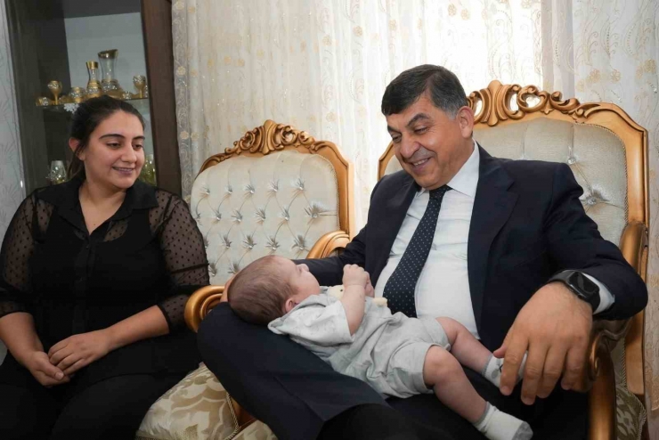 Fadıloğlu, Bebek Sevinci Yaşayan 2 Aileyi Ziyaret Etti