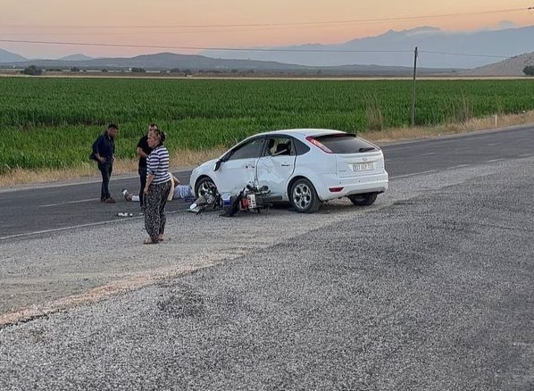 Motosiklet İle Otomobil Çarpıştı, Bacağı Kırılan Yaralının Feryatları Yürek Sızlattı