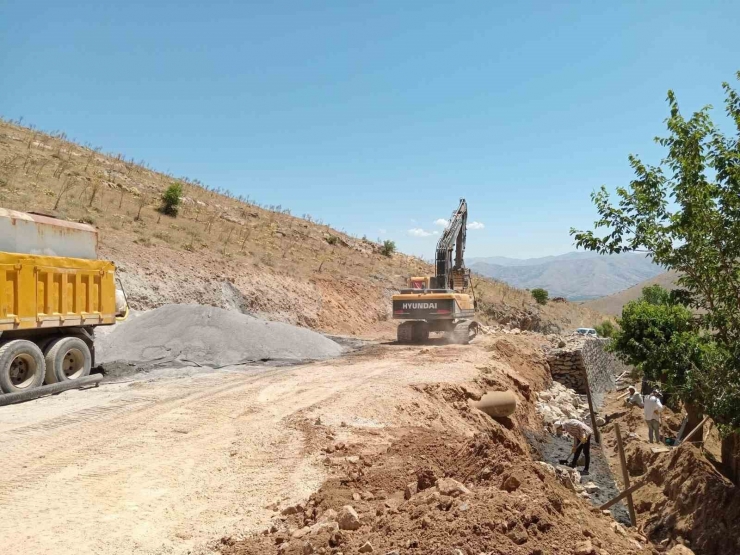 Malatya Genelinde İstinat Duvarı Çalışmaları Devam Ediyor