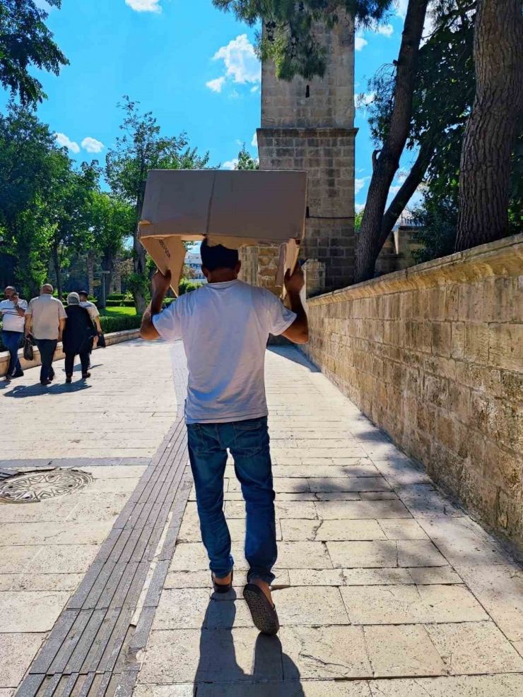 Şanlıurfalı Güneşten Böyle Korundu