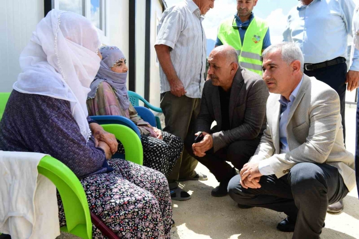 Yeşilyurt’ta Depremzedelere Yardımlar Sürüyor