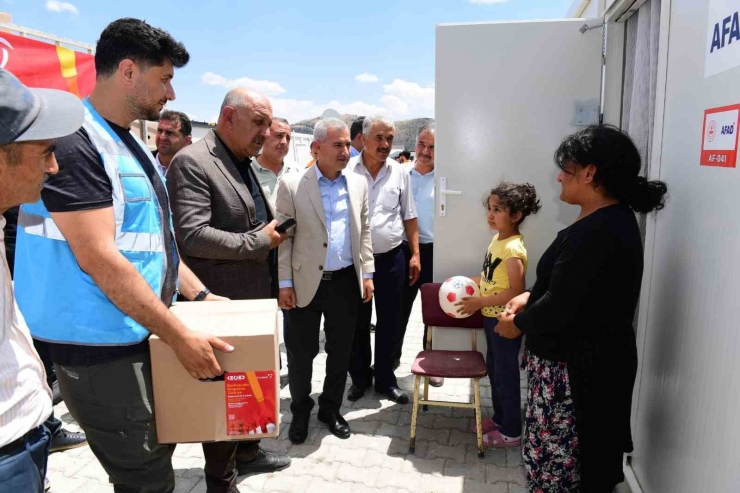 Yeşilyurt’ta Depremzedelere Yardımlar Sürüyor