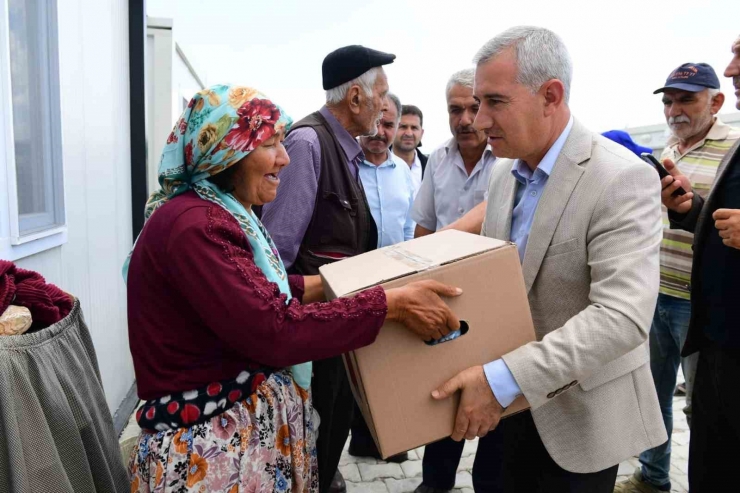 Yeşilyurt’ta Depremzedelere Yardımlar Sürüyor