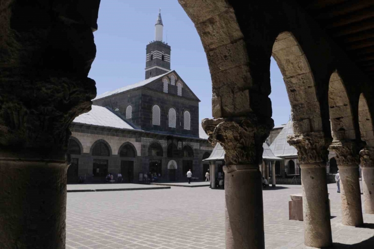 Ulu Cami’deki Yılan Figürü 4 Farklı Hikayesiyle Turistlerin Dikkatini Çekiyor