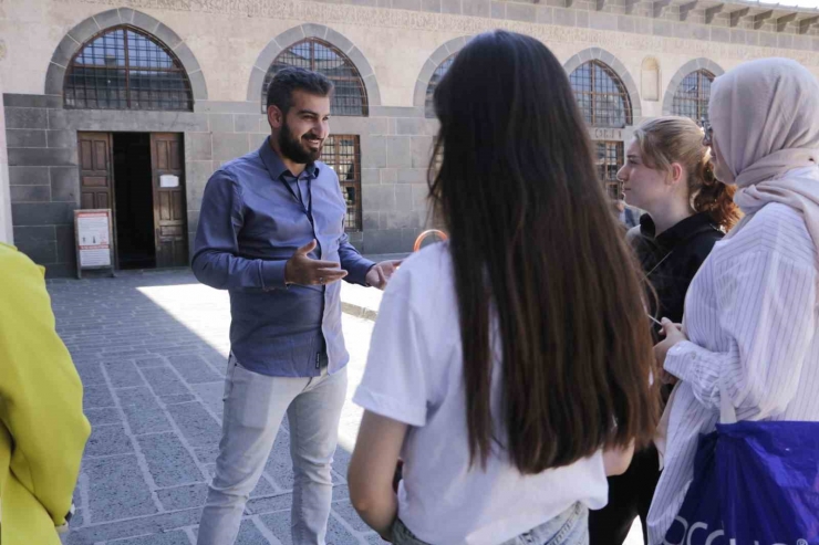 Ulu Cami’deki Yılan Figürü 4 Farklı Hikayesiyle Turistlerin Dikkatini Çekiyor