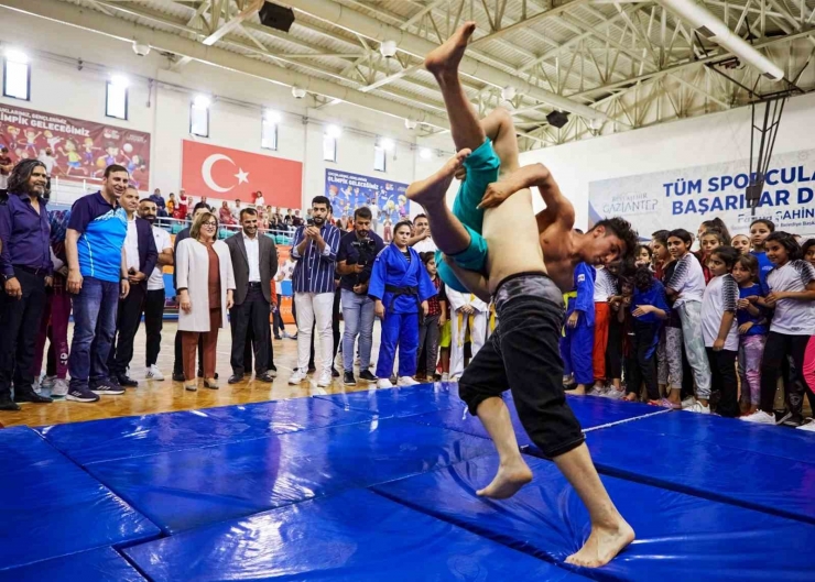 Büyükşehir’in Yaz Spor Okullarına Öğrencilerden Yoğun İlgi