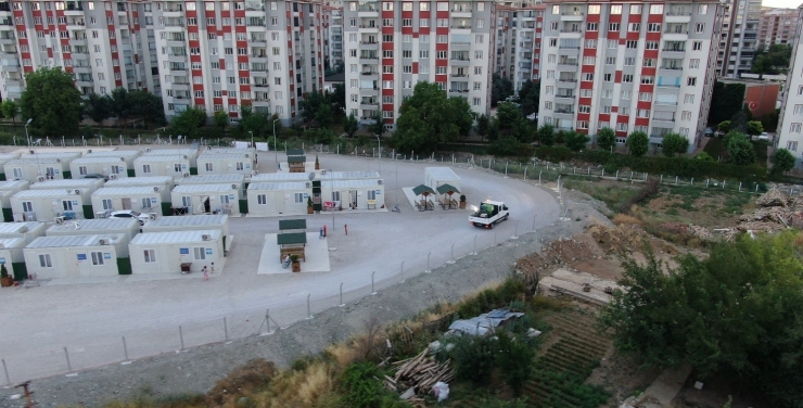 Depremzedelerin Kaldığı Konteyner Kentler Düzenli Olarak İlaçlanıyor