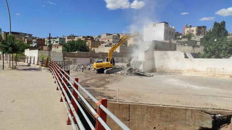 Sel Felaketi Sonrası Şanlıurfa’da Dere Kenarındaki Yapıların Yıkımı Sürüyor