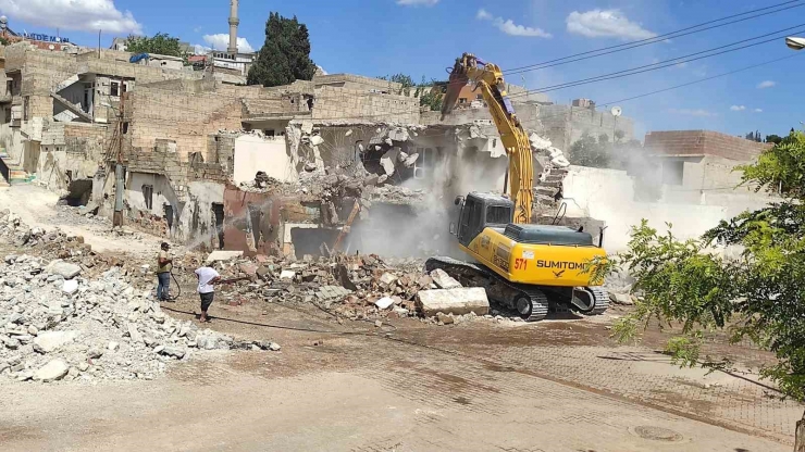 Sel Felaketi Sonrası Şanlıurfa’da Dere Kenarındaki Yapıların Yıkımı Sürüyor