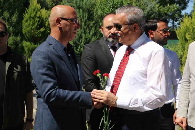 Diyarbakır’da 15 Temmuz Demokrasi Ve Milli Birlik Günü Etkinlikleri Şehitlik Ziyaretleriyle Başladı