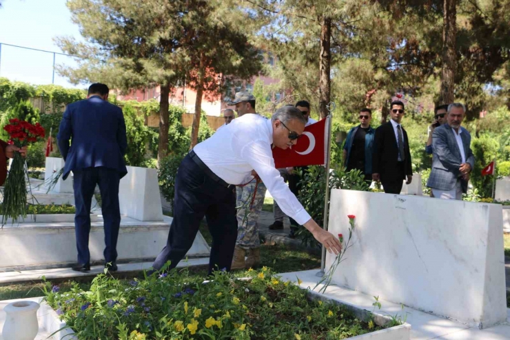 Diyarbakır’da 15 Temmuz Demokrasi Ve Milli Birlik Günü Etkinlikleri Şehitlik Ziyaretleriyle Başladı