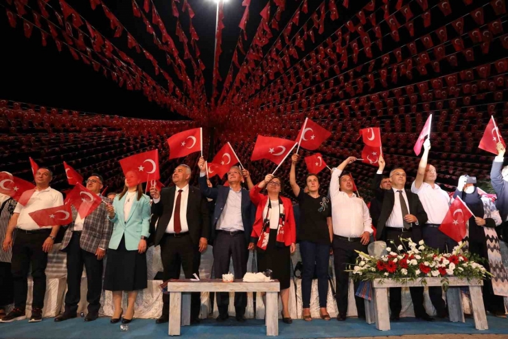 Gazi Şehir, 15 Temmuz’da Yine Tek Yürek Oldu, Demokrasi Meydanı’nı Doldurdu