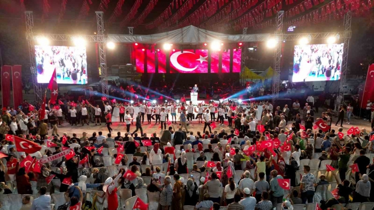 Gazi Şehir, 15 Temmuz’da Yine Tek Yürek Oldu, Demokrasi Meydanı’nı Doldurdu