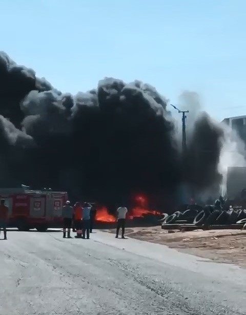 Yanan Eski Lastiklerin Dumanı Gökyüzünü Kapladı