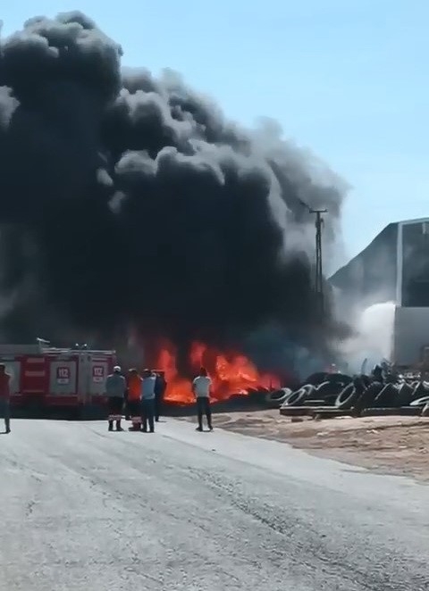 Yanan Eski Lastiklerin Dumanı Gökyüzünü Kapladı