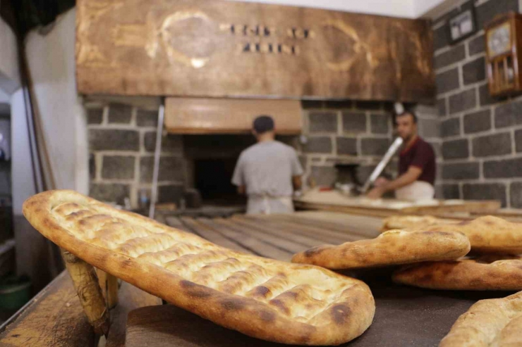 Diyarbakır’da Fırıncıların 300 Derecede Zorlu Mesaisi